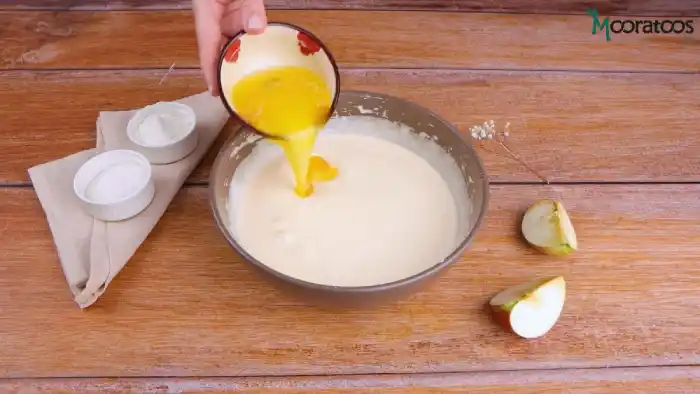 مرحله هم زدن تخم مرغ‌ها و شکر